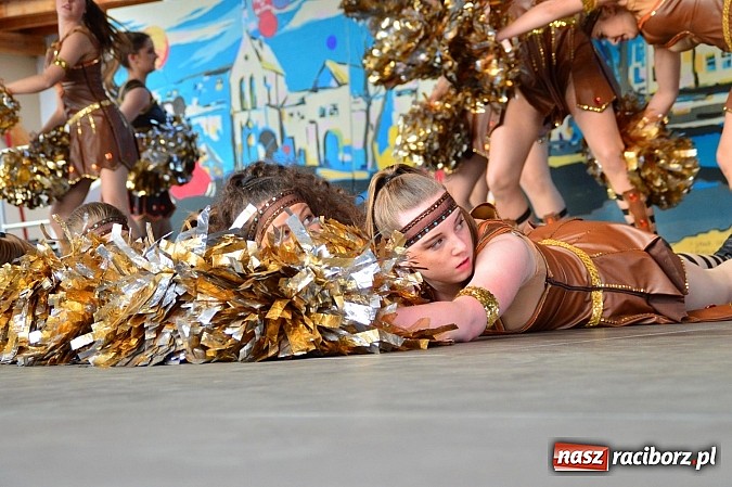 Zdjęcie w galerii na portalu naszraciborz.pl: Kolorowi tancerze wystąpili na dziedzińcu Zamku Piastowskiego wiadomości z regionu