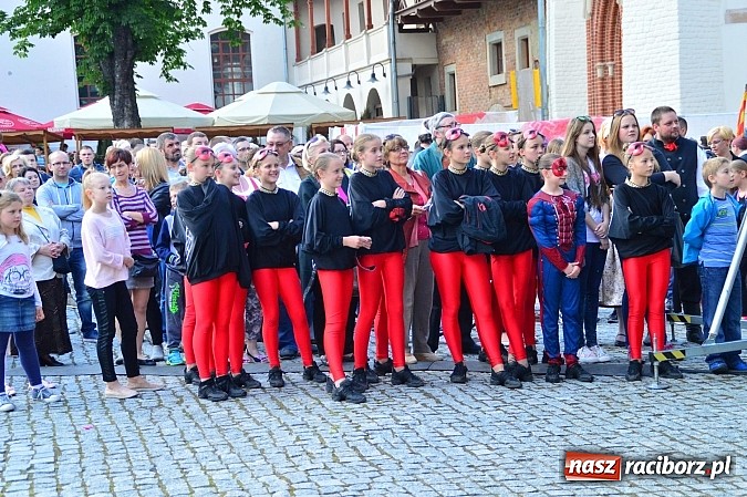 Zdjęcie w galerii na portalu naszraciborz.pl: Kolorowi tancerze wystąpili na dziedzińcu Zamku Piastowskiego wiadomości z regionu
