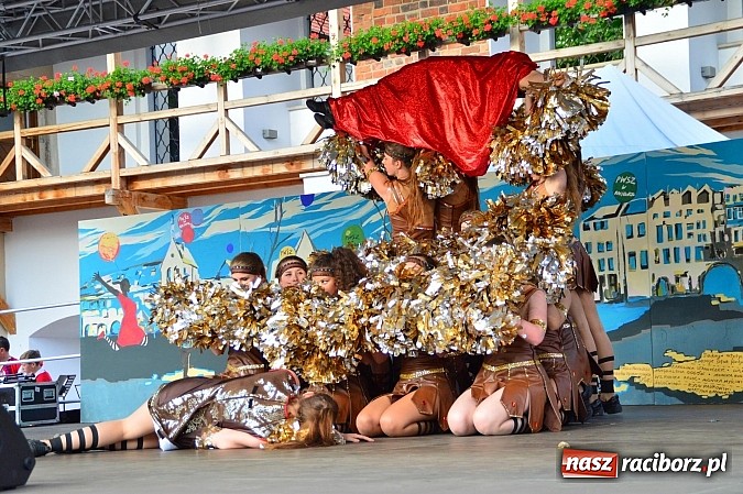 Zdjęcie w galerii na portalu naszraciborz.pl: Kolorowi tancerze wystąpili na dziedzińcu Zamku Piastowskiego wiadomości z regionu