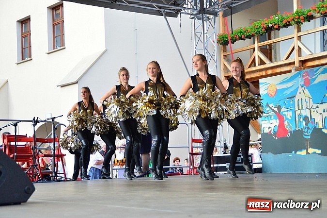 Zdjęcie w galerii na portalu naszraciborz.pl: Kolorowi tancerze wystąpili na dziedzińcu Zamku Piastowskiego wiadomości z regionu