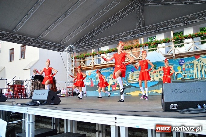 Zdjęcie w galerii na portalu naszraciborz.pl: Kolorowi tancerze wystąpili na dziedzińcu Zamku Piastowskiego wiadomości z regionu