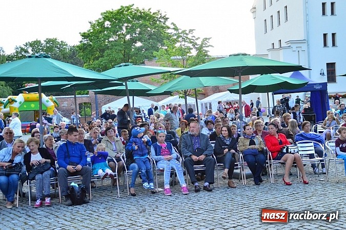Zdjęcie w galerii na portalu naszraciborz.pl: Kolorowi tancerze wystąpili na dziedzińcu Zamku Piastowskiego wiadomości z regionu