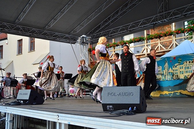 Zdjęcie w galerii na portalu naszraciborz.pl: Kolorowi tancerze wystąpili na dziedzińcu Zamku Piastowskiego wiadomości z regionu