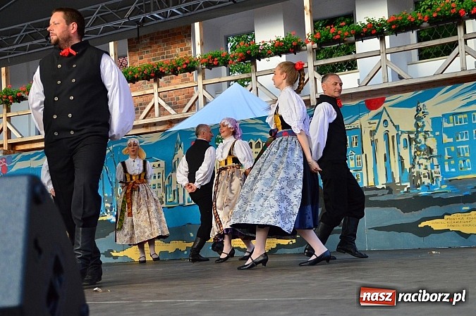 Zdjęcie w galerii na portalu naszraciborz.pl: Kolorowi tancerze wystąpili na dziedzińcu Zamku Piastowskiego wiadomości z regionu