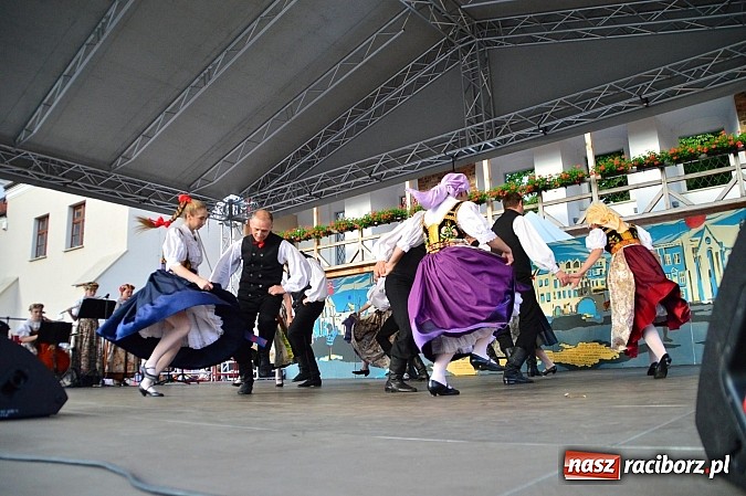 Zdjęcie w galerii na portalu naszraciborz.pl: Kolorowi tancerze wystąpili na dziedzińcu Zamku Piastowskiego wiadomości z regionu