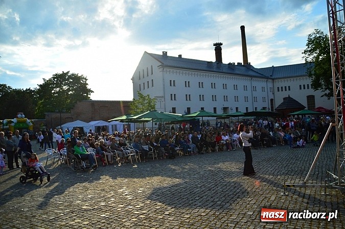Zdjęcie w galerii na portalu naszraciborz.pl: Kolorowi tancerze wystąpili na dziedzińcu Zamku Piastowskiego wiadomości z regionu