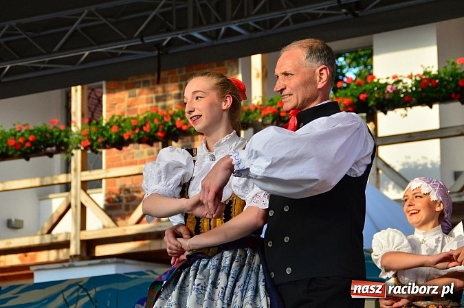 Zdjęcie w galerii na portalu naszraciborz.pl: Kolorowi tancerze wystąpili na dziedzińcu Zamku Piastowskiego wiadomości z regionu