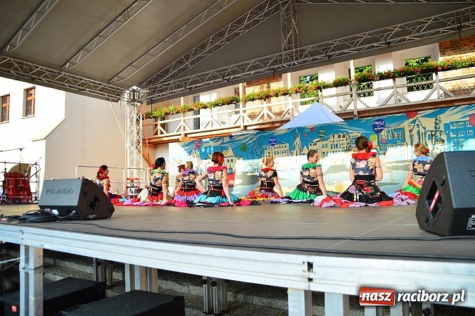 Zdjęcie w galerii na portalu naszraciborz.pl: Kolorowi tancerze wystąpili na dziedzińcu Zamku Piastowskiego wiadomości z regionu