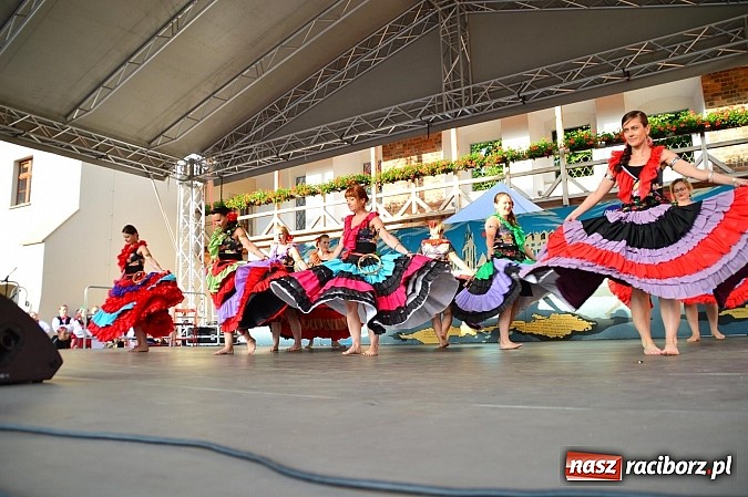 Zdjęcie w galerii na portalu naszraciborz.pl: Kolorowi tancerze wystąpili na dziedzińcu Zamku Piastowskiego wiadomości z regionu