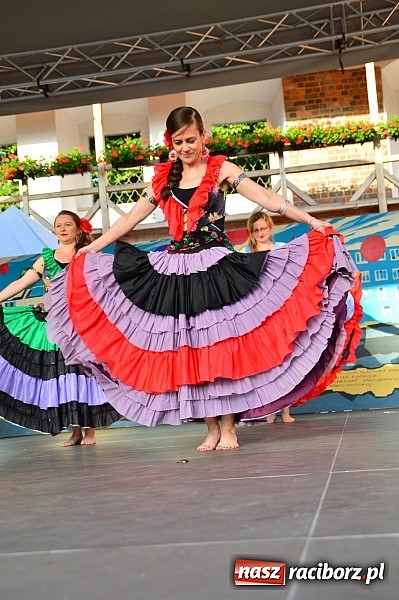 Zdjęcie w galerii na portalu naszraciborz.pl: Kolorowi tancerze wystąpili na dziedzińcu Zamku Piastowskiego wiadomości z regionu