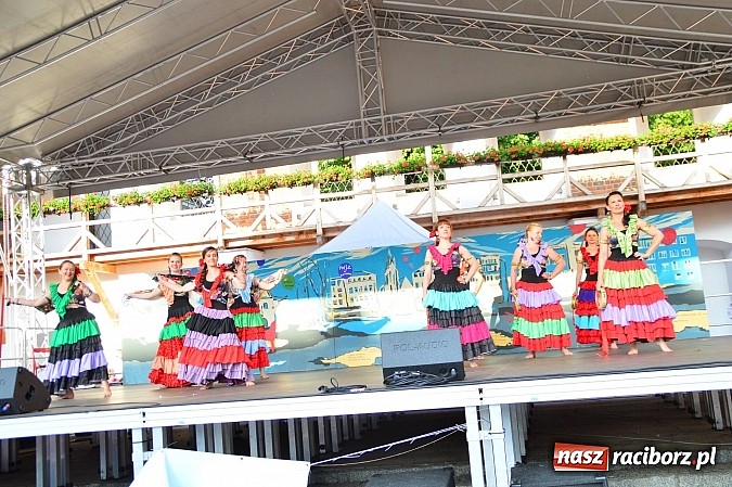 Zdjęcie w galerii na portalu naszraciborz.pl: Kolorowi tancerze wystąpili na dziedzińcu Zamku Piastowskiego wiadomości z regionu