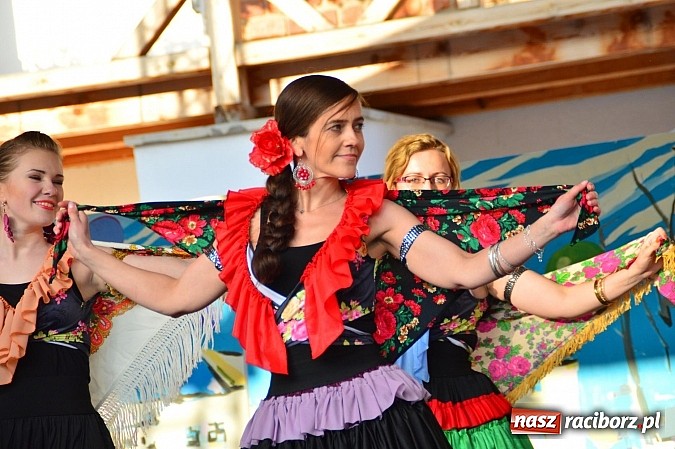 Zdjęcie w galerii na portalu naszraciborz.pl: Kolorowi tancerze wystąpili na dziedzińcu Zamku Piastowskiego wiadomości z regionu