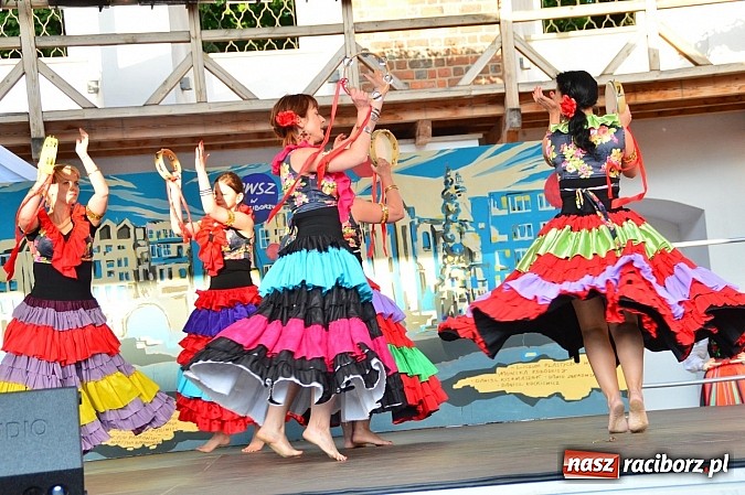 Zdjęcie w galerii na portalu naszraciborz.pl: Kolorowi tancerze wystąpili na dziedzińcu Zamku Piastowskiego wiadomości z regionu