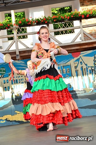 Zdjęcie w galerii na portalu naszraciborz.pl: Kolorowi tancerze wystąpili na dziedzińcu Zamku Piastowskiego wiadomości z regionu