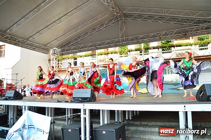 Zdjęcie w galerii na portalu naszraciborz.pl: Kolorowi tancerze wystąpili na dziedzińcu Zamku Piastowskiego wiadomości z regionu