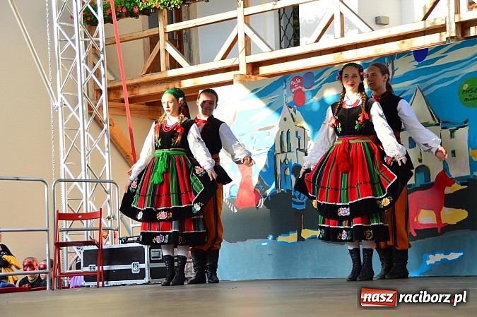 Zdjęcie w galerii na portalu naszraciborz.pl: Kolorowi tancerze wystąpili na dziedzińcu Zamku Piastowskiego wiadomości z regionu