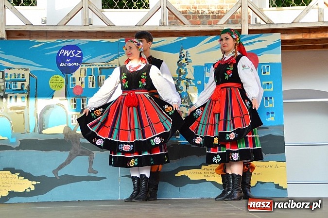 Zdjęcie w galerii na portalu naszraciborz.pl: Kolorowi tancerze wystąpili na dziedzińcu Zamku Piastowskiego wiadomości z regionu