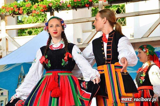 Zdjęcie w galerii na portalu naszraciborz.pl: Kolorowi tancerze wystąpili na dziedzińcu Zamku Piastowskiego wiadomości z regionu