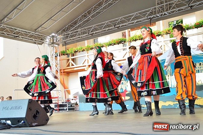 Zdjęcie w galerii na portalu naszraciborz.pl: Kolorowi tancerze wystąpili na dziedzińcu Zamku Piastowskiego wiadomości z regionu