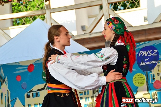 Zdjęcie w galerii na portalu naszraciborz.pl: Kolorowi tancerze wystąpili na dziedzińcu Zamku Piastowskiego wiadomości z regionu