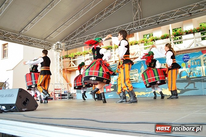 Zdjęcie w galerii na portalu naszraciborz.pl: Kolorowi tancerze wystąpili na dziedzińcu Zamku Piastowskiego wiadomości z regionu