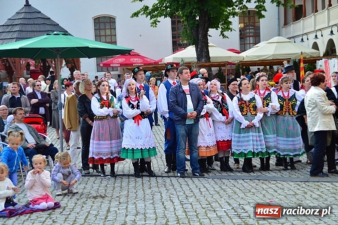Zdjęcie w galerii na portalu naszraciborz.pl: Kolorowi tancerze wystąpili na dziedzińcu Zamku Piastowskiego wiadomości z regionu