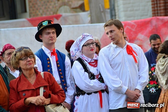 Zdjęcie w galerii na portalu naszraciborz.pl: Kolorowi tancerze wystąpili na dziedzińcu Zamku Piastowskiego wiadomości z regionu