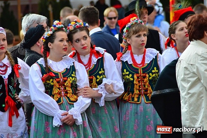 Zdjęcie w galerii na portalu naszraciborz.pl: Kolorowi tancerze wystąpili na dziedzińcu Zamku Piastowskiego wiadomości z regionu