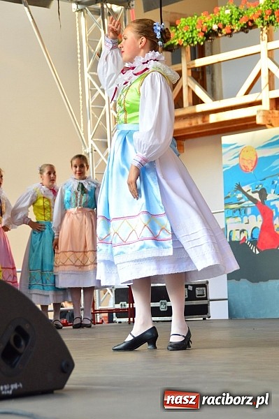 Zdjęcie w galerii na portalu naszraciborz.pl: Kolorowi tancerze wystąpili na dziedzińcu Zamku Piastowskiego wiadomości z regionu