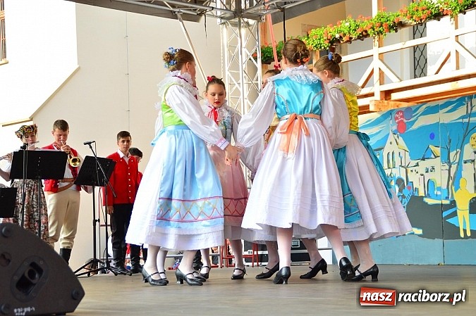 Zdjęcie w galerii na portalu naszraciborz.pl: Kolorowi tancerze wystąpili na dziedzińcu Zamku Piastowskiego wiadomości z regionu