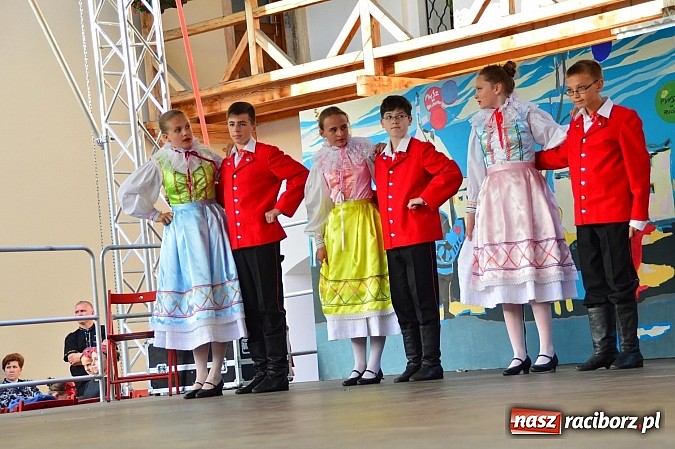 Zdjęcie w galerii na portalu naszraciborz.pl: Kolorowi tancerze wystąpili na dziedzińcu Zamku Piastowskiego wiadomości z regionu