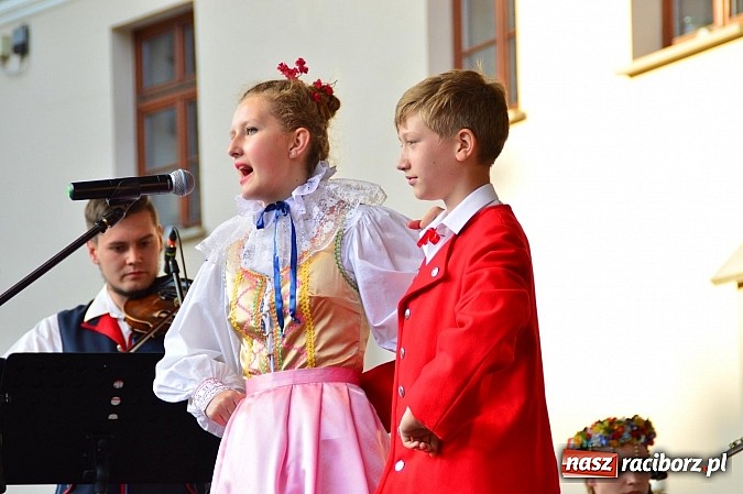 Zdjęcie w galerii na portalu naszraciborz.pl: Kolorowi tancerze wystąpili na dziedzińcu Zamku Piastowskiego wiadomości z regionu