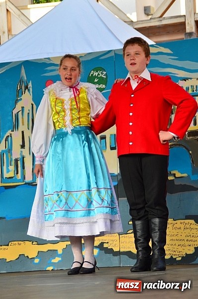 Zdjęcie w galerii na portalu naszraciborz.pl: Kolorowi tancerze wystąpili na dziedzińcu Zamku Piastowskiego wiadomości z regionu