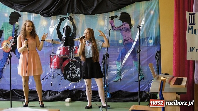 Zdjęcie w galerii na portalu naszraciborz.pl: III edycja powiatowego konkursu muzycznego z języka angielskiego w gimnazjum Pietrowicach Wielkich wiadomości z regionu