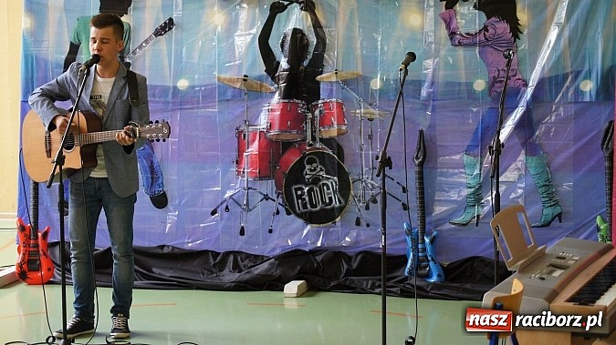 Zdjęcie w galerii na portalu naszraciborz.pl: III edycja powiatowego konkursu muzycznego z języka angielskiego w gimnazjum Pietrowicach Wielkich wiadomości z regionu