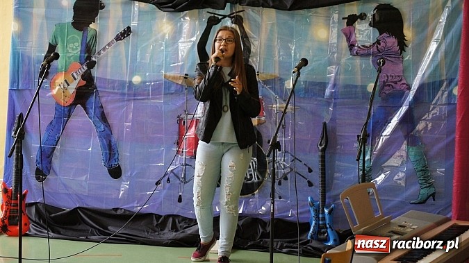 Zdjęcie w galerii na portalu naszraciborz.pl: III edycja powiatowego konkursu muzycznego z języka angielskiego w gimnazjum Pietrowicach Wielkich wiadomości z regionu