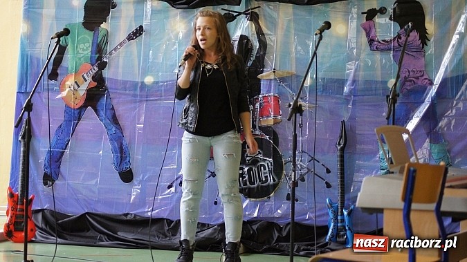 Zdjęcie w galerii na portalu naszraciborz.pl: III edycja powiatowego konkursu muzycznego z języka angielskiego w gimnazjum Pietrowicach Wielkich wiadomości z regionu