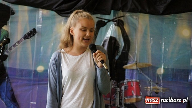 Zdjęcie w galerii na portalu naszraciborz.pl: III edycja powiatowego konkursu muzycznego z języka angielskiego w gimnazjum Pietrowicach Wielkich wiadomości z regionu
