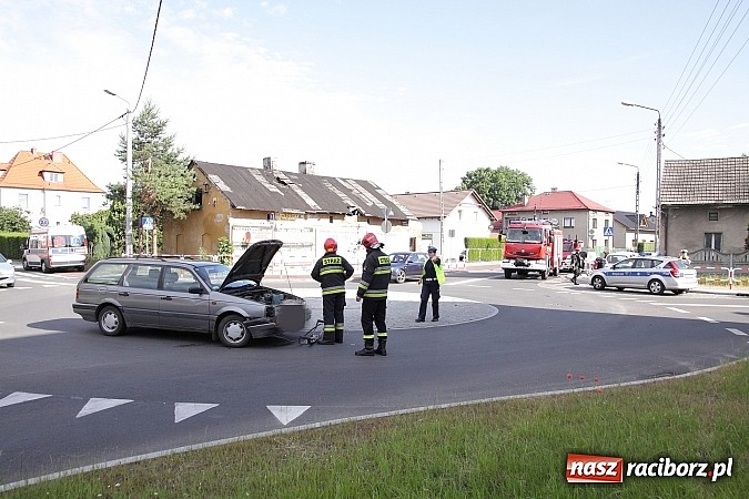 Zdjęcie w galerii na portalu naszraciborz.pl: Cinquecento uderzyło w passata na rondzie przy Mariańskiej wiadomości z regionu