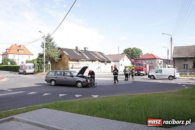 Zdjęcie w galerii na portalu naszraciborz.pl: Cinquecento uderzyło w passata na rondzie przy Mariańskiej wiadomości z regionu
