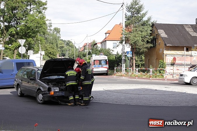 Zdjęcie w galerii na portalu naszraciborz.pl: Cinquecento uderzyło w passata na rondzie przy Mariańskiej wiadomości z regionu