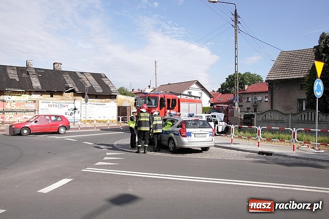 Zdjęcie w galerii na portalu naszraciborz.pl: Cinquecento uderzyło w passata na rondzie przy Mariańskiej wiadomości z regionu