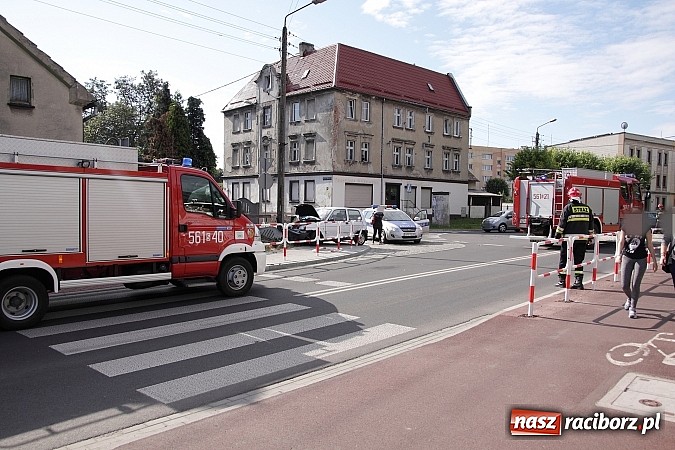 Zdjęcie w galerii na portalu naszraciborz.pl: Cinquecento uderzyło w passata na rondzie przy Mariańskiej wiadomości z regionu