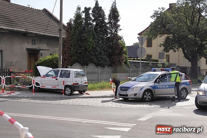 Zdjęcie w galerii na portalu naszraciborz.pl: Cinquecento uderzyło w passata na rondzie przy Mariańskiej wiadomości z regionu