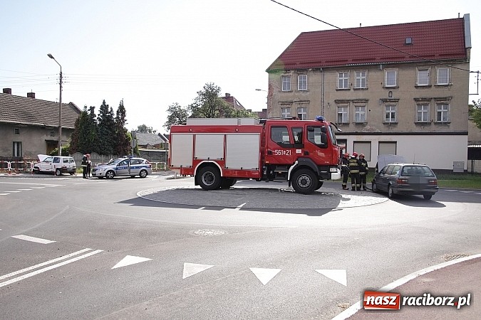 Zdjęcie w galerii na portalu naszraciborz.pl: Cinquecento uderzyło w passata na rondzie przy Mariańskiej wiadomości z regionu