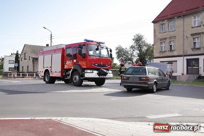 Zdjęcie w galerii na portalu naszraciborz.pl: Cinquecento uderzyło w passata na rondzie przy Mariańskiej wiadomości z regionu