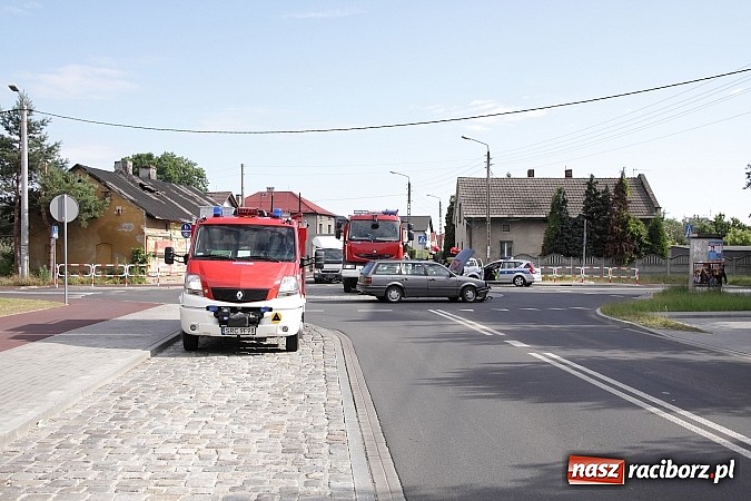 Zdjęcie w galerii na portalu naszraciborz.pl: Cinquecento uderzyło w passata na rondzie przy Mariańskiej wiadomości z regionu