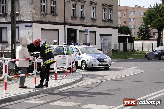 Zdjęcie w galerii na portalu naszraciborz.pl: Cinquecento uderzyło w passata na rondzie przy Mariańskiej wiadomości z regionu
