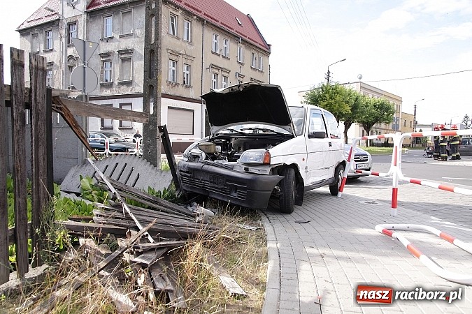 Zdjęcie w galerii na portalu naszraciborz.pl: Cinquecento uderzyło w passata na rondzie przy Mariańskiej wiadomości z regionu