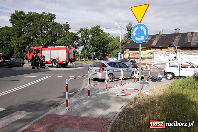Zdjęcie w galerii na portalu naszraciborz.pl: Cinquecento uderzyło w passata na rondzie przy Mariańskiej wiadomości z regionu